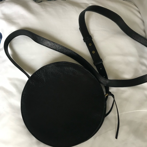 Madewell Handbags - Madewell simple circle leather crossbody